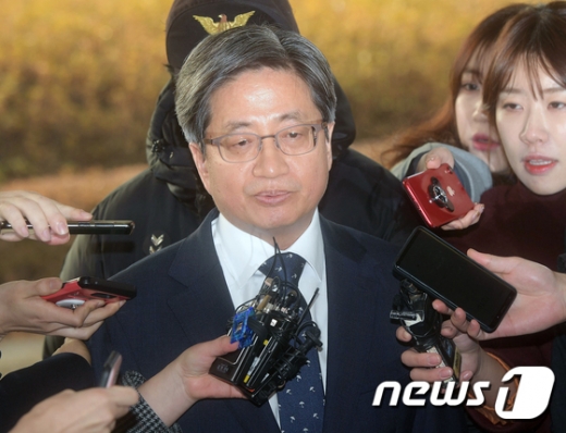 김명수 대법원장이 양승태 전 대법원장의 검찰 소환 조사가 있는 11일 오전 서울 서초구 대법원으로 출근하며 취재진 질문에 답하고 있다. /사진=뉴스1