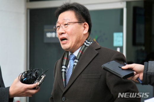 11일 오전 허위사실공표 등으로 선거법위반 혐의를 받는 조인묵 양구군수가 강원 춘천시 춘천지법 101호 법정 앞에서 기자의 질문에 대답하고 있다. /사진=뉴시스 박종우 기자