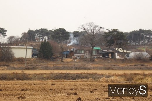인적 드문 죽리마을. 죽리마을은 77번국도 건너 각리와 육교로 연결된다. /사진=박정웅 기자