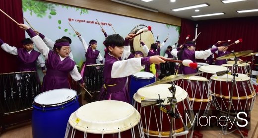 [머니S포토] 퓨전타악공연 선보인 대성동초교 학생들