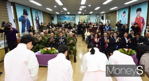 [머니S포토] 인사하는 대성동초교 졸업생