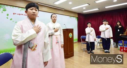 [머니S포토] 대성동초교 4명의 졸업생