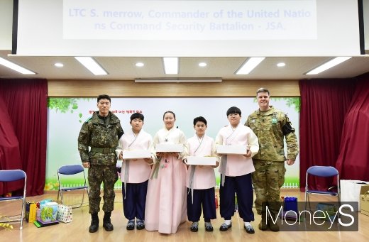 [머니S포토] 한미 JSA 대대장들과 기념촬영하는 대성동초교 졸업생