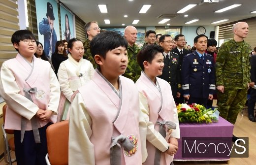 [머니S포토] 목청껏 불러보는 대성동초교 교가