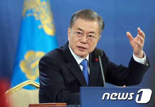 문재인 대통령이 10일 청와대에서 열린 2019 신년 기자회견을 하고 있다./사진=뉴스1(청와대 제공) 