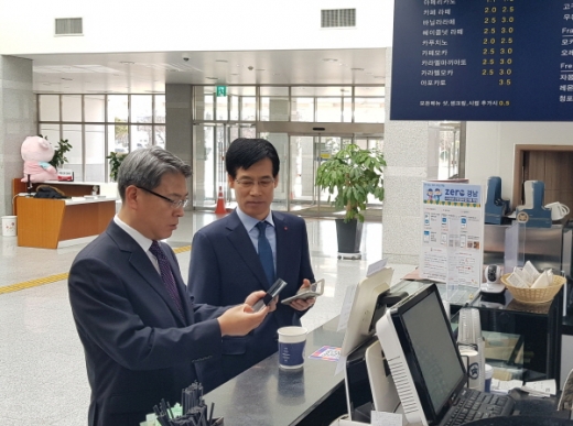서부경남 지역 제로페이 첫 출발로 김석기 경남 서부지역본부장이 서부청사 내 커피전문점에서 직접 시범 결제를 선보였다./사진=경남도