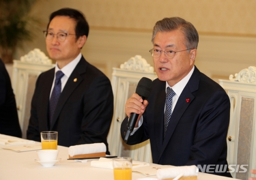 문재인 대통령이 11일 청와대 본관에서 홍영표 원내대표 등 더불어민주당 원내대표단과 오찬을 함께했다./사진=뉴시스 박진희 기자