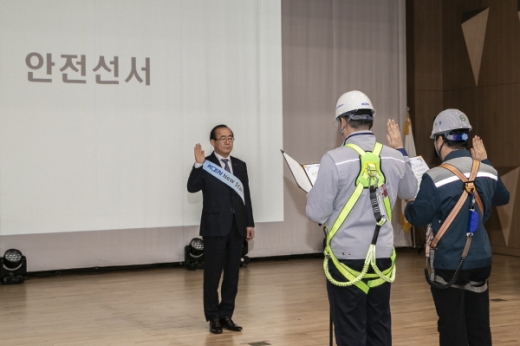 한국남동발전(사장 유향열, 왼쪽)이 안전의식 전환 일환으로 안전운동 선포식을 가졌다./사진=남동발전