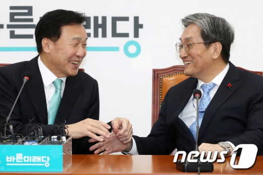 손학규 바른미래당 대표와 노영민 대통령비서실장이 11일 서울 여의도 국회 당대표 회의실에서 만나 환담을 나눴다./사진=뉴스1 민경석 기자
