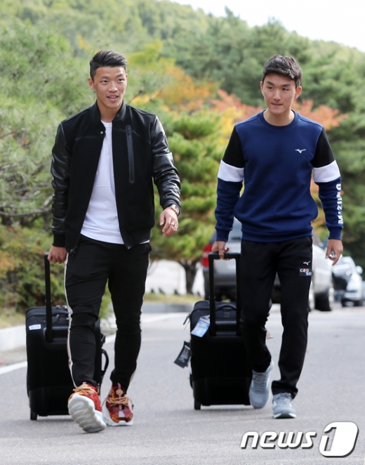 2018 자카르타-팔렘방 아시안게임에서도 함께 호흡을 맞추며 한국에 금메달 획득에 기여한 황인범(오른쪽)과 황희찬. 이들의 활약 여부에 따라 이번 키르기스스탄전의 향방도 달라질 가능성이 높다. /사진=뉴스1