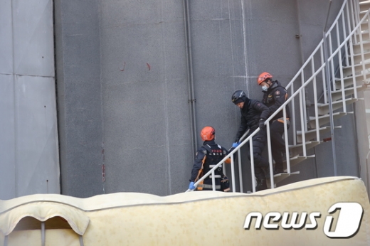 426일간의 고공농성과 사측의 강경발언 등 극한 대치로 치닫던 파인텍 노사가 밤샘 교섭 끝에 극적으로 협상을 타결했다. 11일 오후 서울 양천구 서울열병합발전소에서 홍기탁 금속노조 파인텍지회 전 지회장이 고공농성을 마치고 굴뚝에서 내려오고 있다./사진=뉴스1