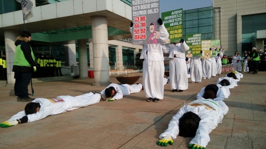 ▲경기 화성시 학교청소년상담사들이 화성오산교육지원청부터 병점역까지 오체투지로 행진하고 있다./사진=머니s