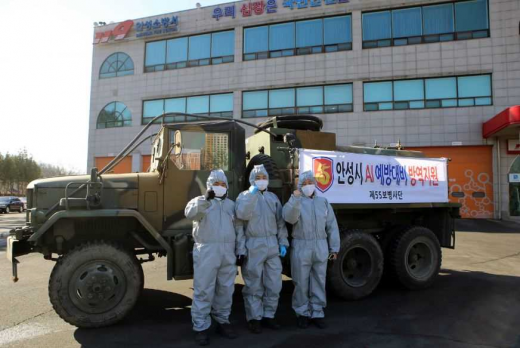 ▲ 지난 1월 7일 육군 제55보병사단 화생방지원대 장병 및 제독차량이 안성소방서에서 급수를 제공받고 있다. / 사진제공=공보장교 김선진 중위