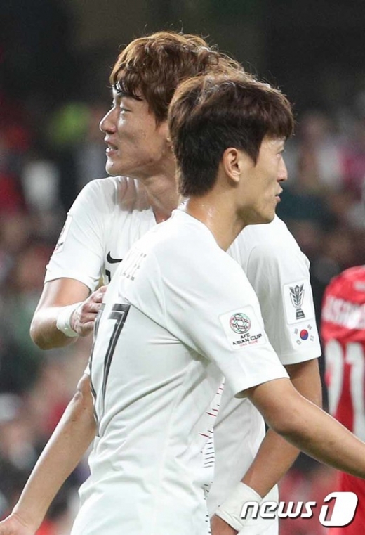 2일 오전 1시(한국시간) 아랍에미리트(UAE) 알 아인 하자 빈 자예드 경기장에서 열린 2019 아시아축구연맹(AFC) 아시안컵 C조 조별예선 2차전 키르기스스탄을 상대로 좋은 기회를  놓친 한국의 황의조(왼쪽)과 이청용. /사진=뉴스1