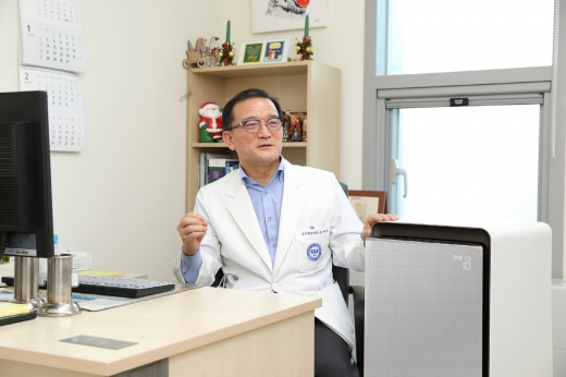 한양대학교 의과대학 소아청소년과오재원 주임교수와 '삼성 큐브' / 사진=삼성전자