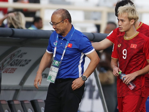 12일 오후(현지시간) 아랍에미리트 아부다비 알나얀 경기장에서 열린 2019 AFC 아시안컵 D조 조별리그 2차전 베트남과 이란의 경기, 2:0으로 패한 베트남 박항서 감독이 아쉬워하고 있다. / 사진=뉴시스 김진아 기자