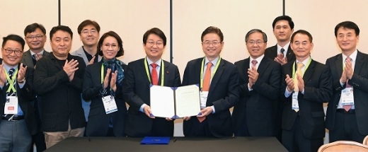 대구경북상생협력 간담회 모습. 권영진 대구시장(사진왼쪽 여섯번재), 이철우 경상북도지사(일곱번째)/사진=경상북도