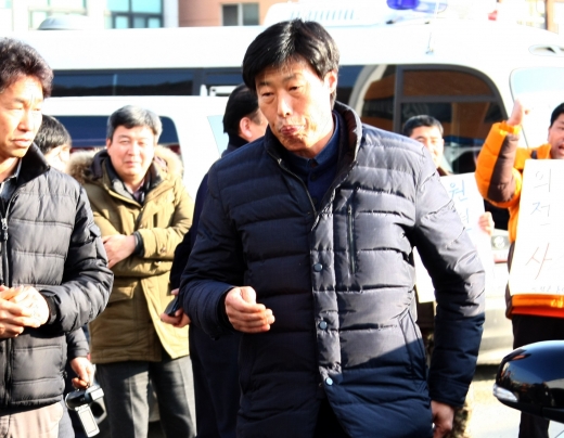 11일 해외연수 중 현지 가이드를 폭행해 논란을 빚고 있는 박종철 경북 예천군의회 의원이 조사를 받기 위해 예천경찰서에 도착, 차에서 내려 걸어오고 있다. / 사진=뉴시스 김진호 기자