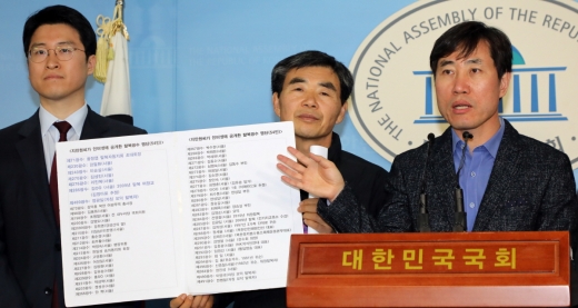 하태경 바른미래당 의원과 탈북민들이 13일 서울 여의도 국회 정론관에서 지만원씨의 탈북광수 지목 관련 집단 고소 기자회견을 하고 있다. / 사진=뉴스1 김명섭 기자