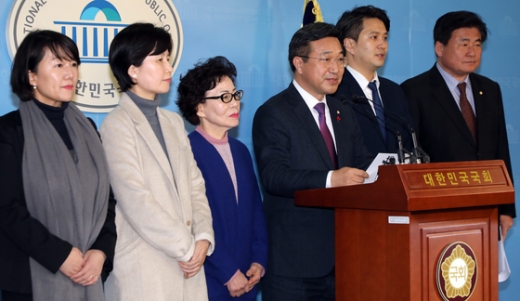윤호중 더불어민주당 사무총장과 중앙당 당원자격심사위원들이 지난 13일 서울 여의도 국회 정론관에서 심사결과 브리핑을 하고 있다. /사진=뉴스1