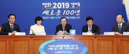이해찬 더불어민주당 대표가 지난 4일 서울 여의도 국회에서 열린 민생경제 관련 위원회 연석회의에서 모두발언을 하고 있다. (왼쪽부터) 우상호 더불어민주당 관광산업활성화 대책특위원장, 추미애 혁신성장위원장, 이해찬 대표, 김진표 국가정책자문회의 의장, 최운열 자본시장활성와특위원장. /사진=뉴스1 DB