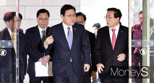 [머니S포토] 우리금융지주 새출발, 대화 나누는 최종구-손태승