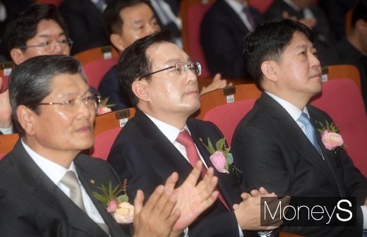 [머니S포토] 우리금융지주 출범식, 박수치는 손태승 회장
