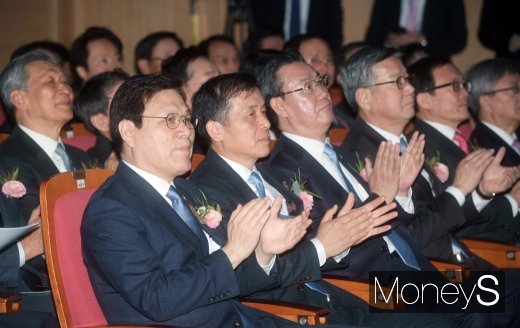 [머니S포토] 박수치는 최종구 금융위원장