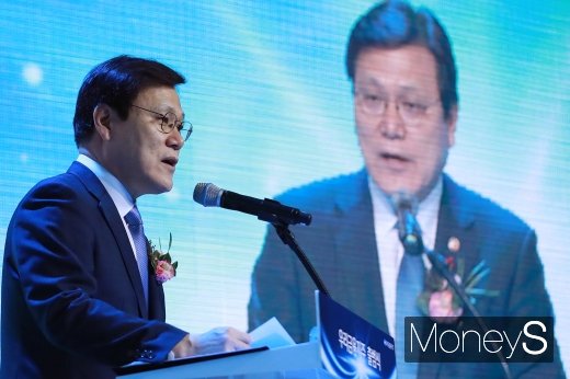 [머니S포토] 축사 전하는 최종구
