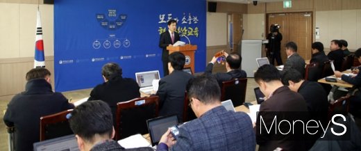 장석웅 전남도교육감이 14일 신년기자회견에서 교원 인사와 관련해 평판비율을 상향 하겠다는 뜻을 밝히고 있다. /사진=전남도교육청 제공