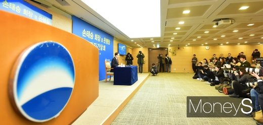 [머니S포토] 취재진 만난 손태승 우리금융지주 회장