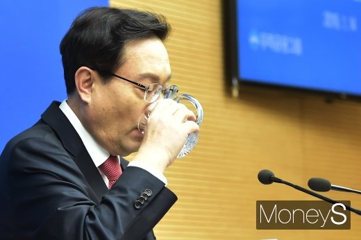 [머니S포토] 목 축이는 손태승