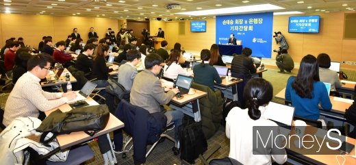 [머니S포토] 우리금융지주 출범, 후끈후끈한 취재열기