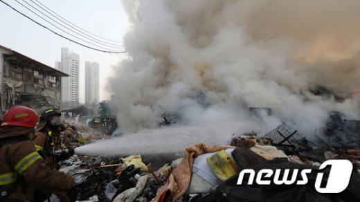 대전 페기물 처리업체에서 소방대원들이 진화를 하고 있다/사진=뉴스1