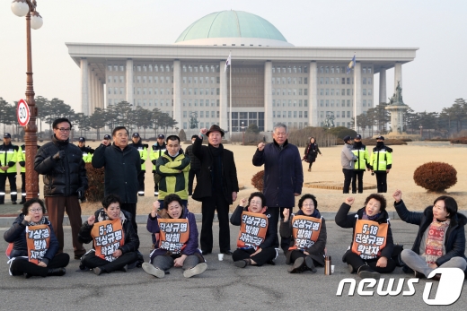 5.18 광주민주화운동 희생자-부상자 어머니들이 지난 11일 서울 여의도 국회 본청 앞 도로에서 자유한국당에 5.18진상규명위원회 조사위원 위촉을 촉구했다./사진=뉴스1 민경석 기자
