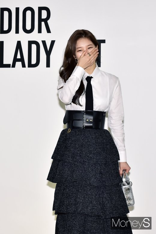 [머니S포토] 웃음 폭탄 빵 터진 수지