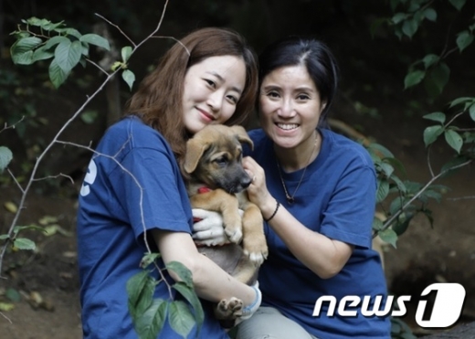 지난해 7월 남양주 식용견농장에서 구조작업을 벌인 박소연 케어 대표와 케어 홍보대사 김효진./사진=뉴스1(케어 제공) 