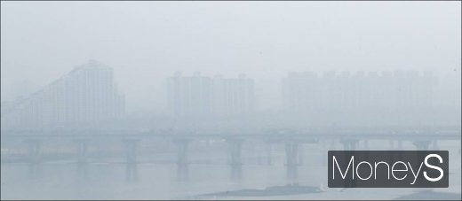고농도 미세먼지로 3일 연속 비상저감조치가 발령된 14일 오후 5시 서울 광진구 광장동 비스타워커힐 앞에서 바라 본 도심이 뿌옇게 보이고 있다. /사진=임한별 기자