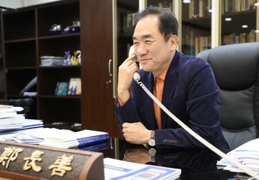 정장선 평택시장이 미51전투비행단장과 유선으로 현안을 논의했다. / 사진제공=평택시 