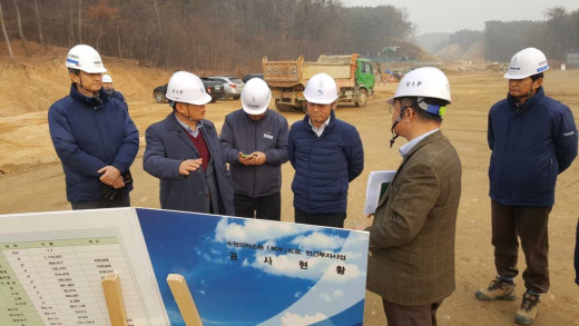 이병규 안전교통국장이 수원 외곽순환(북부)도로공사 현장을 점검하고 있다. / 사진제공=수원시