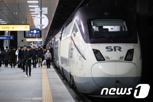 서울 강남구 SRT 수서역에서 고객들이 SRT에서 내려 지하철 환승을 위해 이동하고 있다. /사진=뉴스1