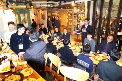 추연길 부산시설공단 이사장이 신규임용직원들과 진솔한 대화 시간을 가졌다. /사진=부산시설공단