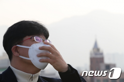 대구 일부지역의 초미세먼지농도가 ‘나쁨’ 상태를 보인 27일 오후 앞산 능선이 뿌옇게 보인다. /사진=뉴스1