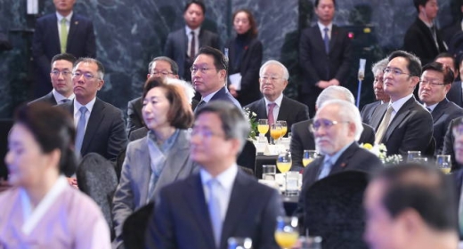 지난 2일 서울 여의도 중소기업중앙회에서 열린 2019 기해년 신년회에서 이재용 삼성전자 부회장, 최태원 SK그룹 회장, 정의선 현대차그룹 부회장, 구광모 LG그룹 회장이 문재인 대통령의 신년인사를 듣고 있다. /사진=뉴시스 전신 기자 