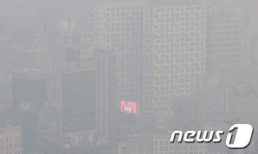 전국 10개 시도에 미세먼지 비상 저감조치가 시행되는 등 사상 최악의 미세먼지가 기승을 부리고 있는 15일 오전 서울 중구 남산에서 바라본 서울 도심이 뿌옇다. /사진=뉴스1