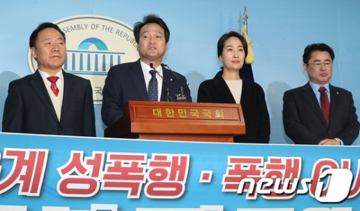 지난 10일 서울 여의도 국회 정론관에서 '운동선수 보호법' 발의 기자회견을 하고 있는 안민석 더불어민주당 의원(왼쪽 2번째)./사진=뉴스1 임세영 기자