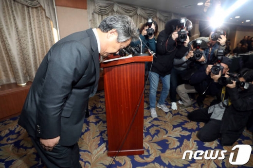 이기흥 대한체육회장. 이기흥 대한체육회장이 15일 오전 송파구 방이동 서울올핌픽파크텔에서 열린 이사회에 참석해 체육계 폭력·성폭력 사태에 대한 쇄신안을 발표하며 고개숙여 사과하고 있다. /사진=뉴스1