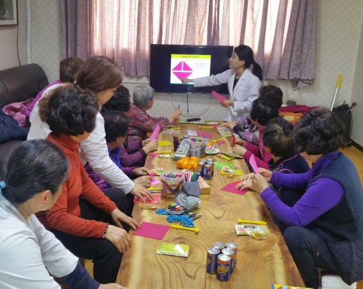 치매예방 인지훈련법을 듣는 시민들. / 사진제공=안성시보건소  