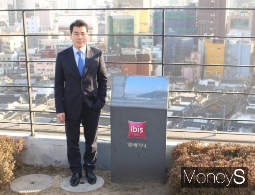 이비스 인사동 루프톱에서 포즈를 취하는 황보석 총지배인. 호텔을 배경으로 서울서 가장 오래 됐다는 익선동 한옥마을이 펼쳐진다. /사진=박정웅 기자
