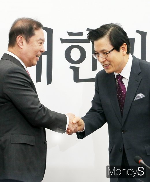 [머니S포토] 자유한국당 입당한 황교안